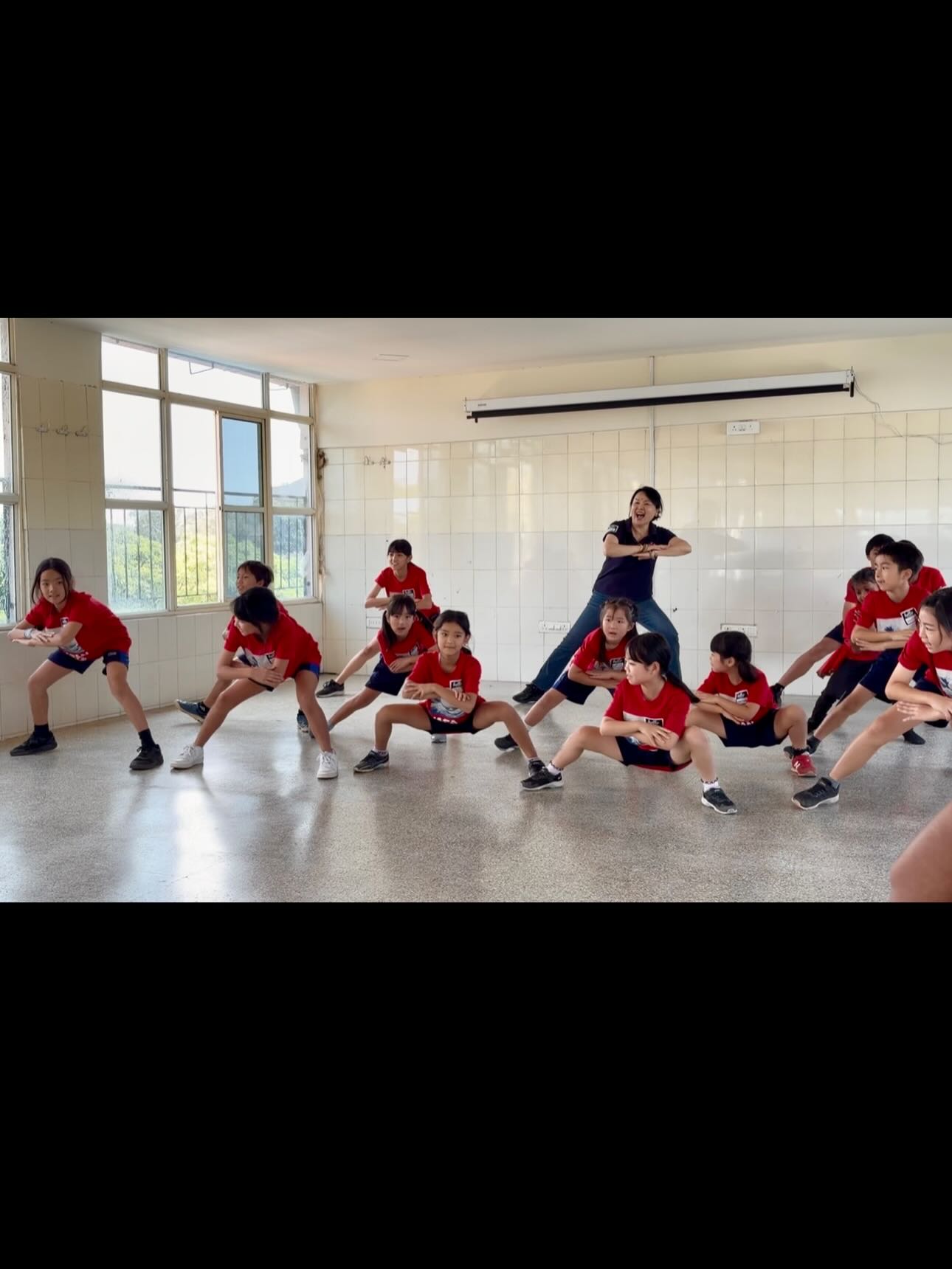 1人以上、ヨガをしている人、ダンスをしている人の画像のようです