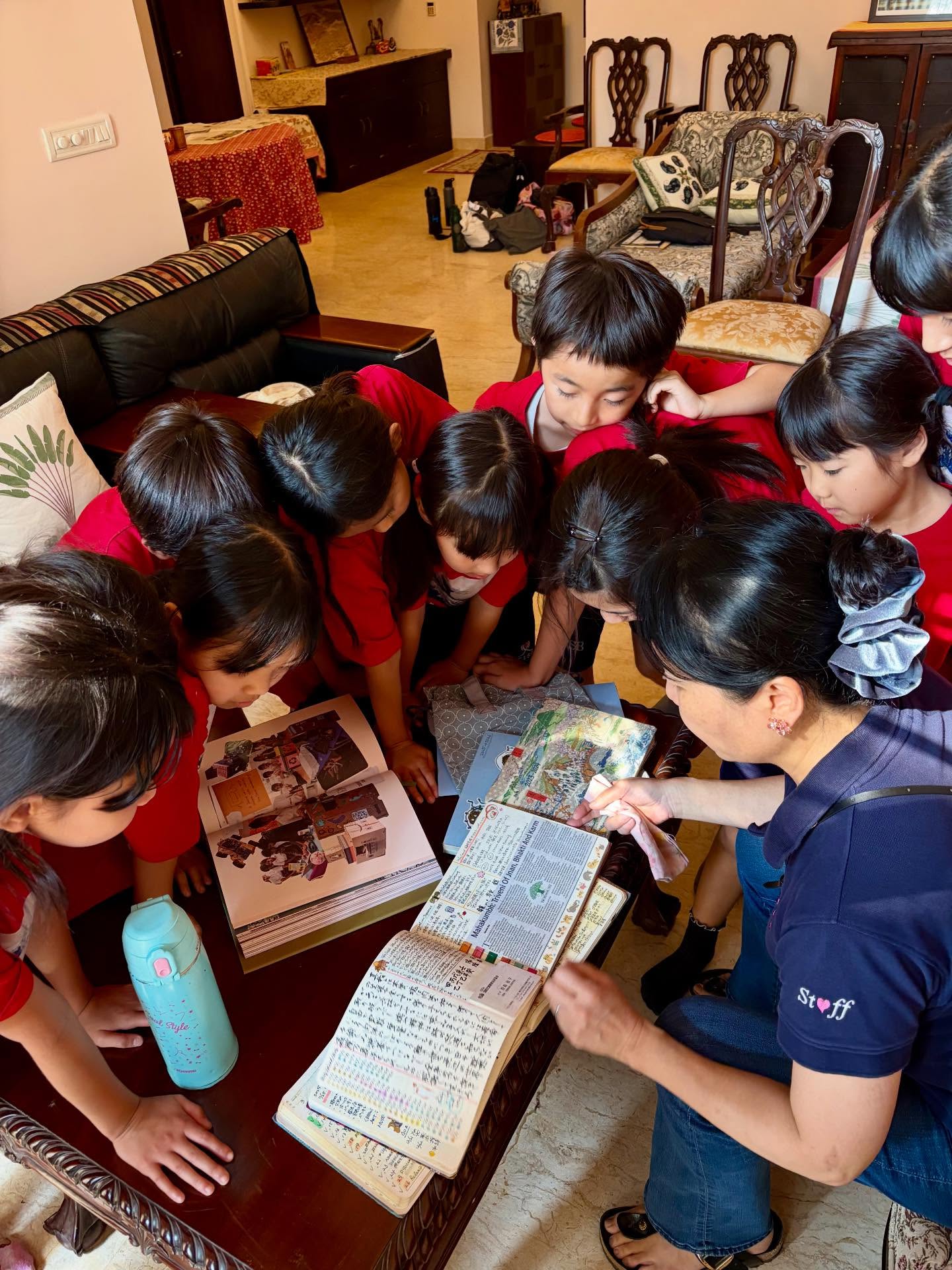 1人以上、三つ編み、勉強している人、子どものおもちゃ、テキストの画像のようです